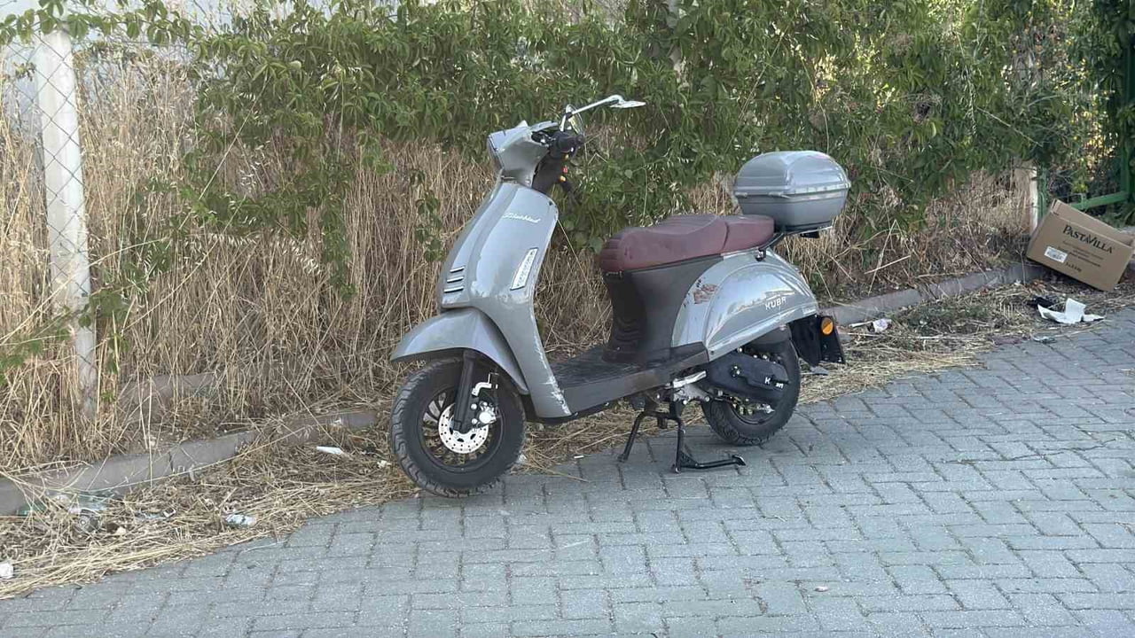 ESKİŞEHİR’DE HENÜZ BİLİNMEYEN BİR NEDENLE KONTROLDEN ÇIKAN MOTOSİKLETİN TRAMVAY DURAĞINA DALMASI...