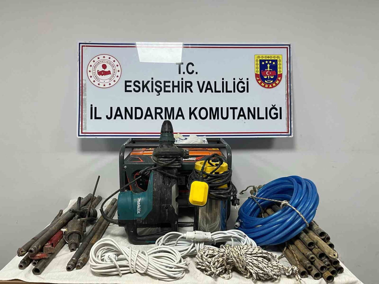 ESKİŞEHİR’DE JANDARMA EKİPLERİNCE YAPILAN OPERASYONDA 5 ŞÜPHELİ ŞAHIS KAÇAK KAZI YAPARKEN SUÇÜSTÜ...
