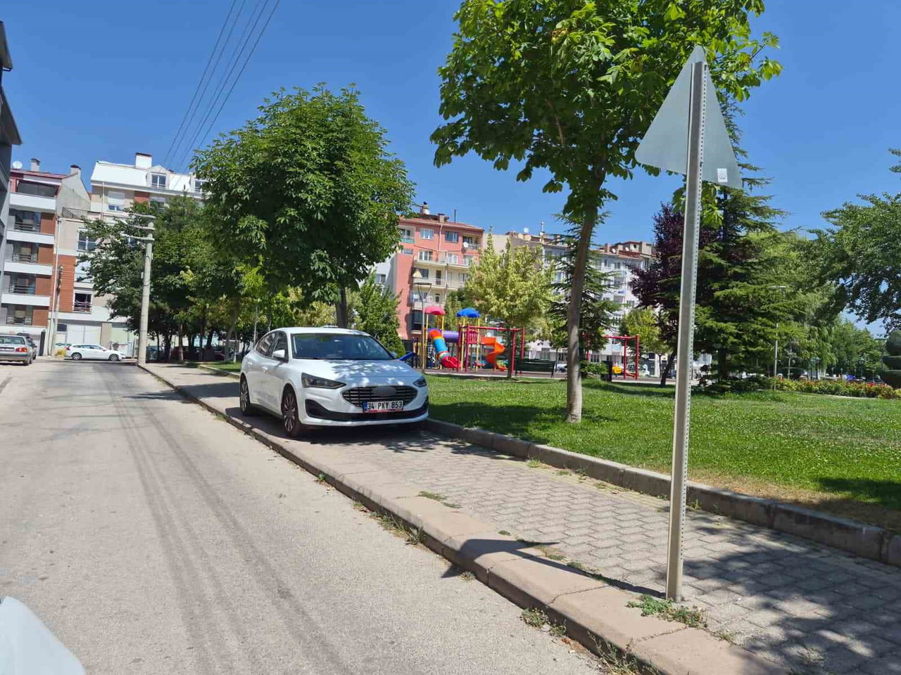 ESKİŞEHİR’DE KALDIRIMA PARK EDİLEN OTOMOBİL, YAYA TRAFİĞİNDE AKSAMAYA NEDEN OLDU.