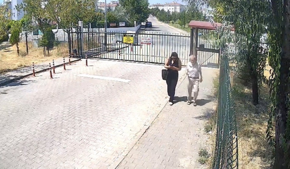 ESKİŞEHİR’DE KENDİLERİNİ POLİS VE SAVCI OLARAK TANITAN DOLANDIRICILARA İNANAN 81 YAŞINDAKİ ADAMIN...