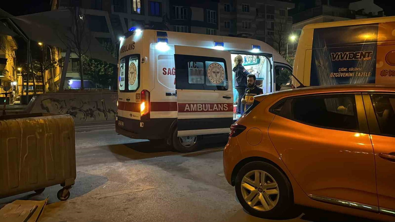 ESKİŞEHİR’DE  KİRALADIĞI SCOOTERDAN DÜŞEREK YOL ORTASINDA SIZAN ALKOLLÜ KADIN, HASTANEYE...