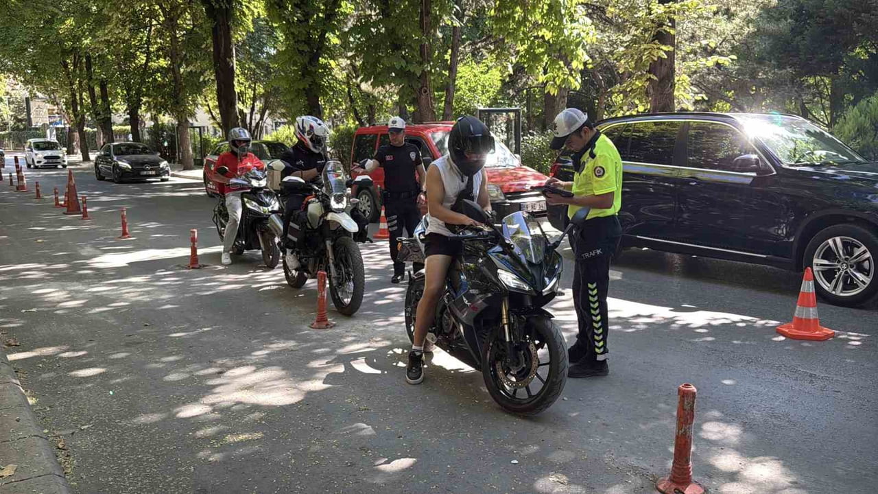 ESKİŞEHİR’DE POLİS EKİPLERİNCE DÜZENLENEN MOTOSİKLET DENETİMİNDE 350 ARAÇ KONTROL EDİLİRKEN, KURAL...
