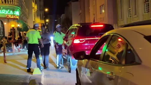 Eskişehir’de polisten araç gürültüsünün yoğun olduğu sokakta kapsamlı denetim