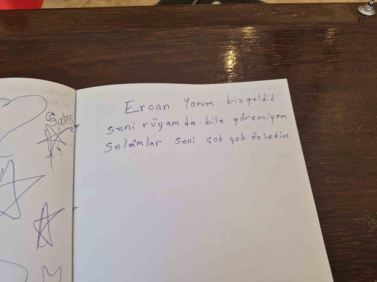 ESKİŞEHİR HAVA ŞEHİTLİĞİ'NDEKİ ANI DEFTERİNE ŞEHİT YAKINLARI VE VATANDAŞLAR TARAFINDAN YAZILAN...