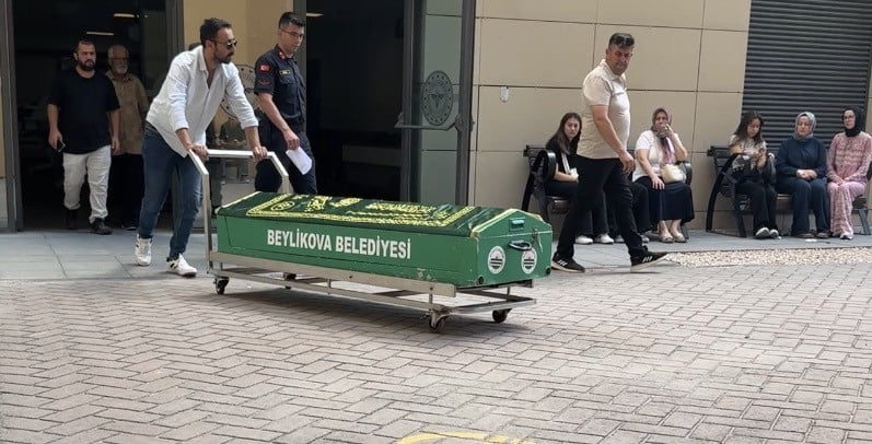 ESKİŞEHİR’İN BEYLİKOVA İLÇESİNDE HAVUZA DÜŞEREK YAŞAMINI YİTİREN 4 YAŞINDAKİ ELİF A.’NIN CENAZESİ...