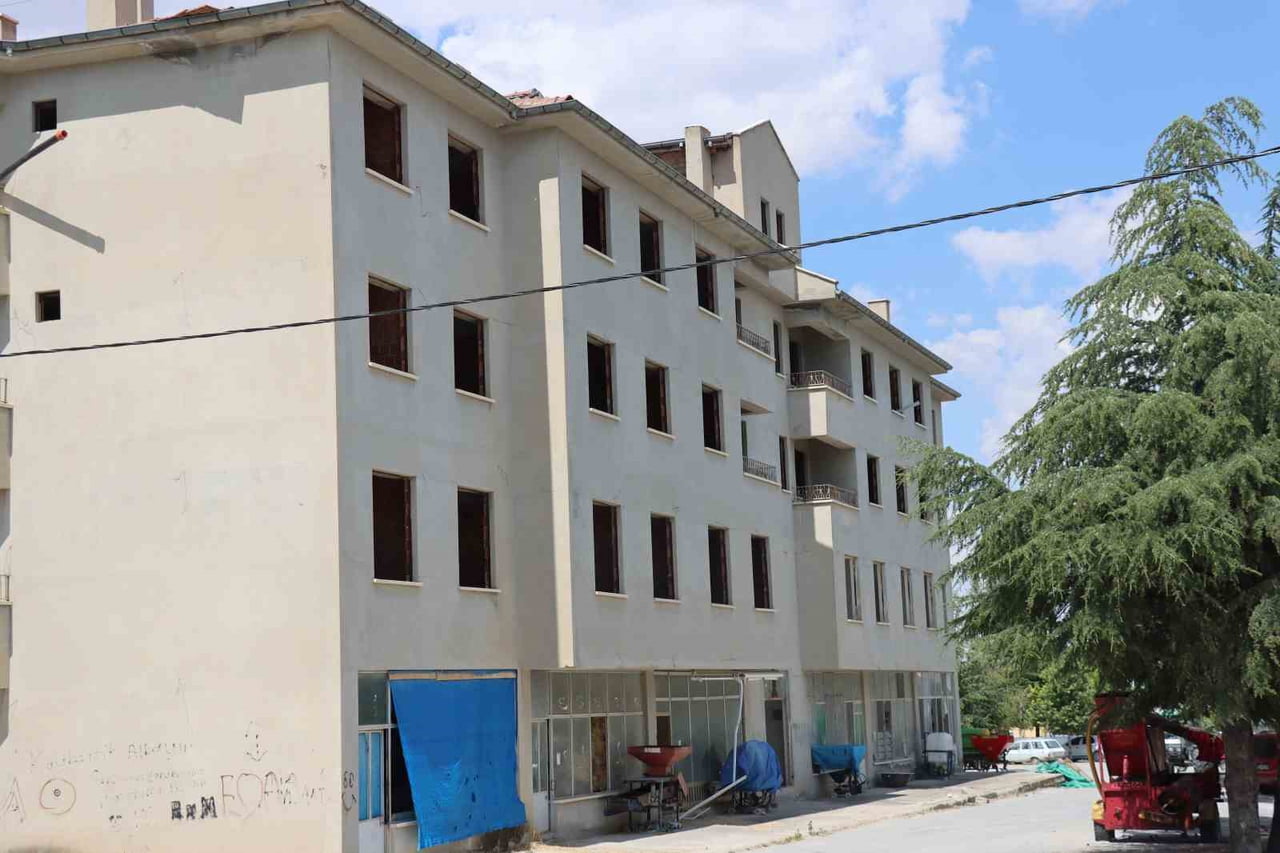 ESKİŞEHİR’İN GÜNYÜZÜ İLÇESİNE BAĞLI GÜMÜŞKONAK MAHALLESİ’NDE 2002 YILINDA HİZMETE AÇILAN ESKİ...