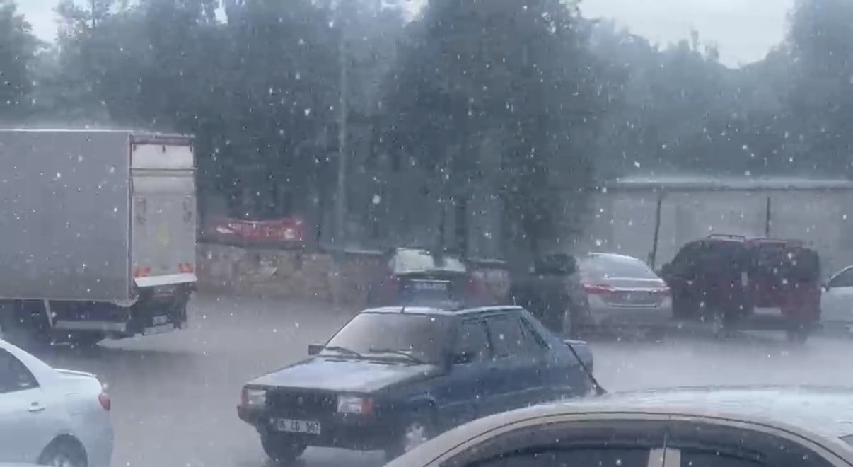ESKİŞEHİR’İN SİVRİHİSAR İLÇE MERKEZİNDE GÜNLERDİR ETKİSİNİ SÜRDÜREN KAVURUCU SICAKLARIN ARDINDAN...
