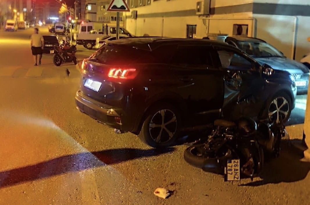 ESKİŞEHİR’İN SİVRİHİSAR İLÇESİNDE BİR APARTMANIN OTOPARK GİRİŞİNDE OTOMOBİL İLE MOTOSİKLETİN...