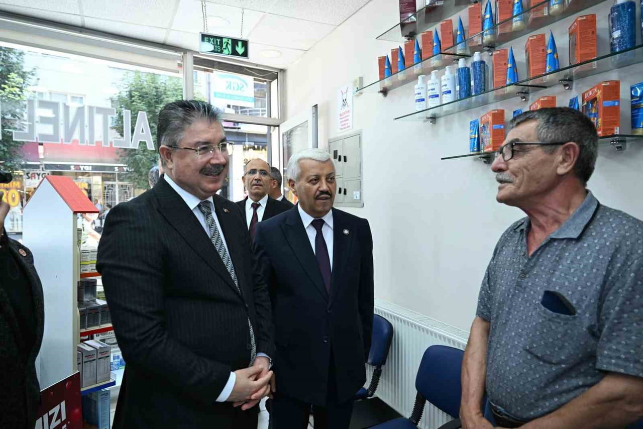 ESKİŞEHİR VALİSİ DR. ERDİNÇ YILMAZ, ESNAFI ZİYARET EDEREK HEM İŞLETMECİLER HEM DE VATANDAŞLARLA...