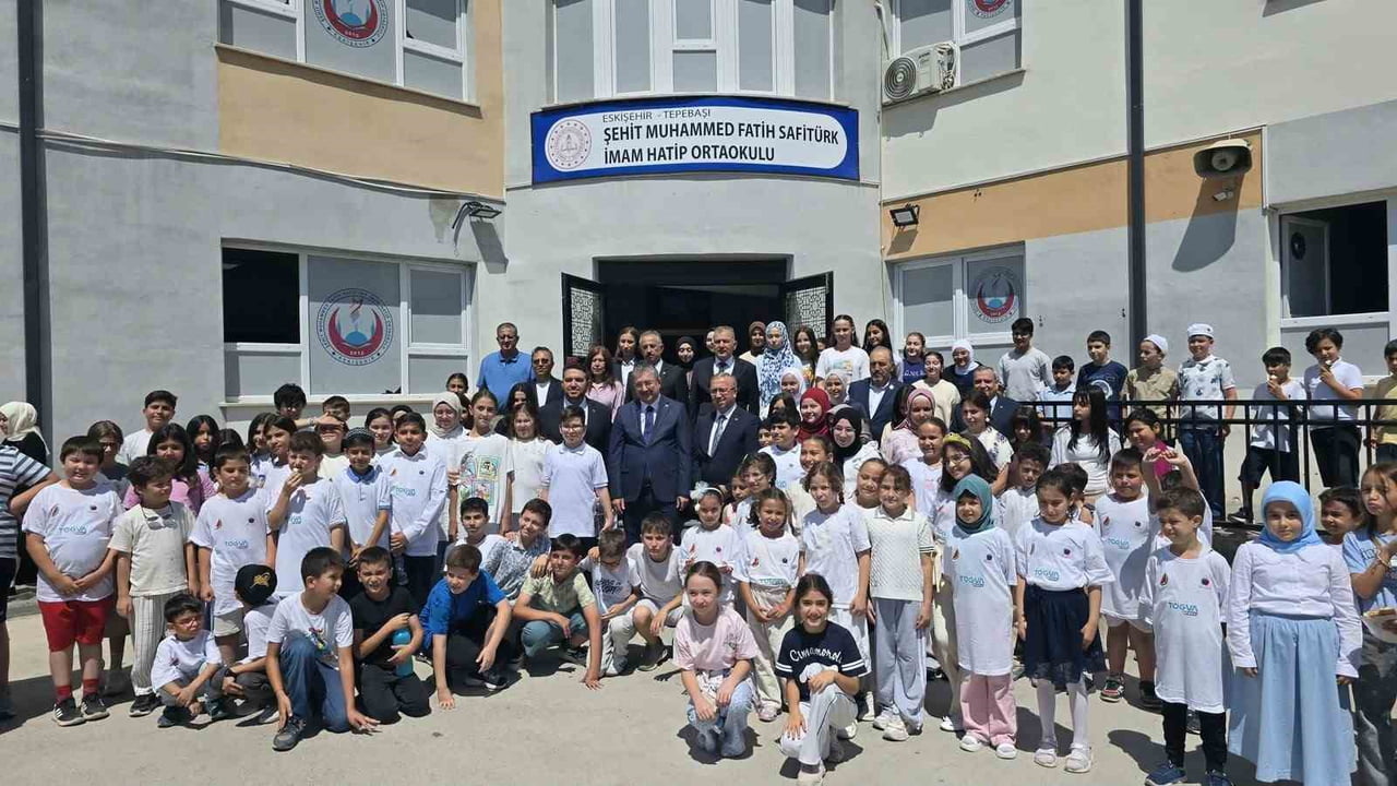 ESKİŞEHİR VALİSİ DR. ERDİNÇ YILMAZ, TÜGVA ESKİŞEHİR YAZ OKULU KAPSAMINDA EĞİTİM GÖREN ÖĞRENCİLERLE...