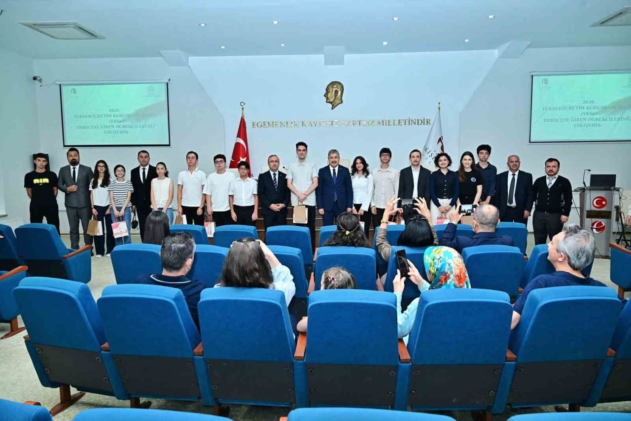 ESKİŞEHİR VALİSİ DR. ERDİNÇ YILMAZ, YÜKSEKÖĞRETİM KURUMLARI SINAVI'NDA (YKS) DERECEYE GİREN VE...