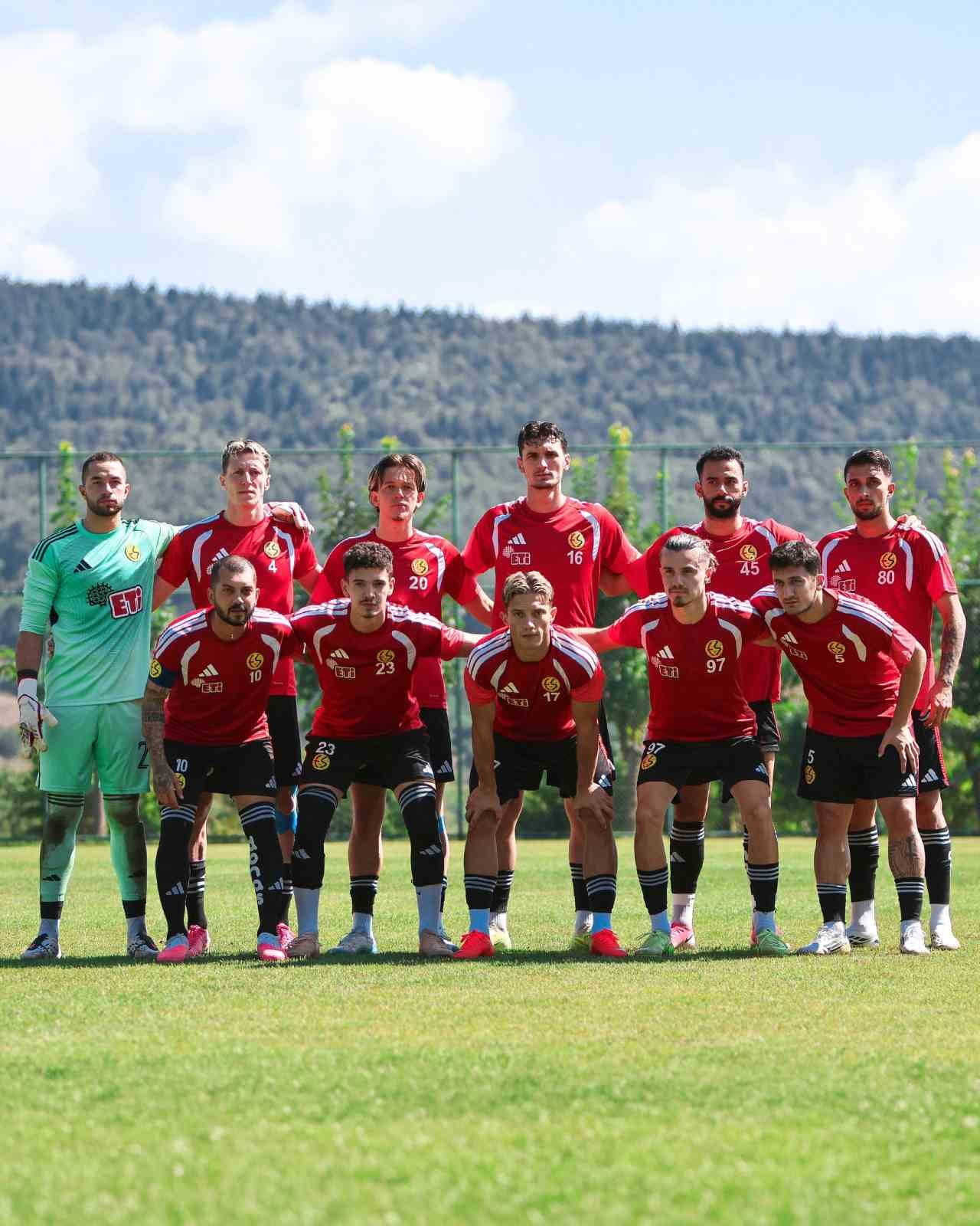 ESKİŞEHİRSPOR, ÇORLUSPOR İLE YAPTIĞI ANTRENMAN MAÇINDA 3-1'LİK SKORLA GALİP GELDİ.