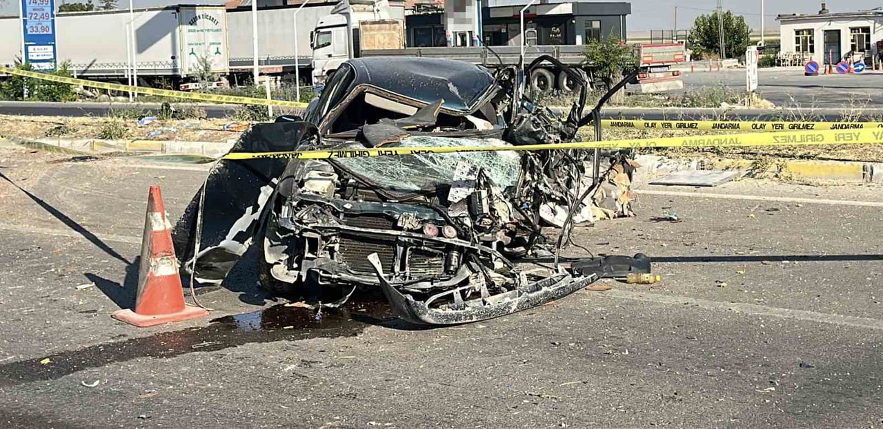 EŞMEKAYA BELDESİNDE OTOMOBİLİN REFÜJDEKİ AYDINLATMA DİREĞİNE ÇARPMASI SONUCU 2 KİŞİ HAYATINI...