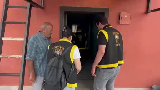 Ev ve araç kurşunlayan şahısların evlerinde yatakların arasından silah çıktı
