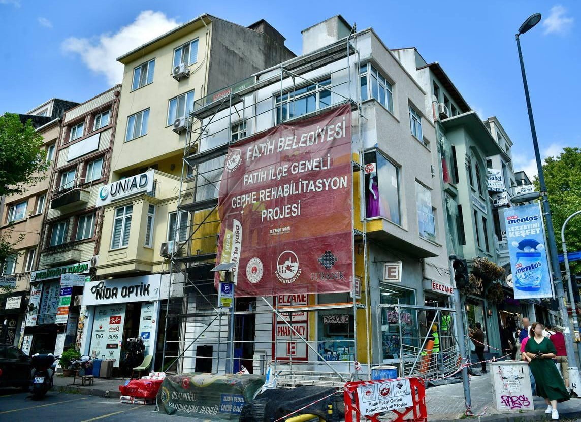 FATİH'TE 4 MAHALLEDE BULUNAN 92 BİNANIN DIŞ CEPHELERİ BOYANARAK YENİLENİYOR.