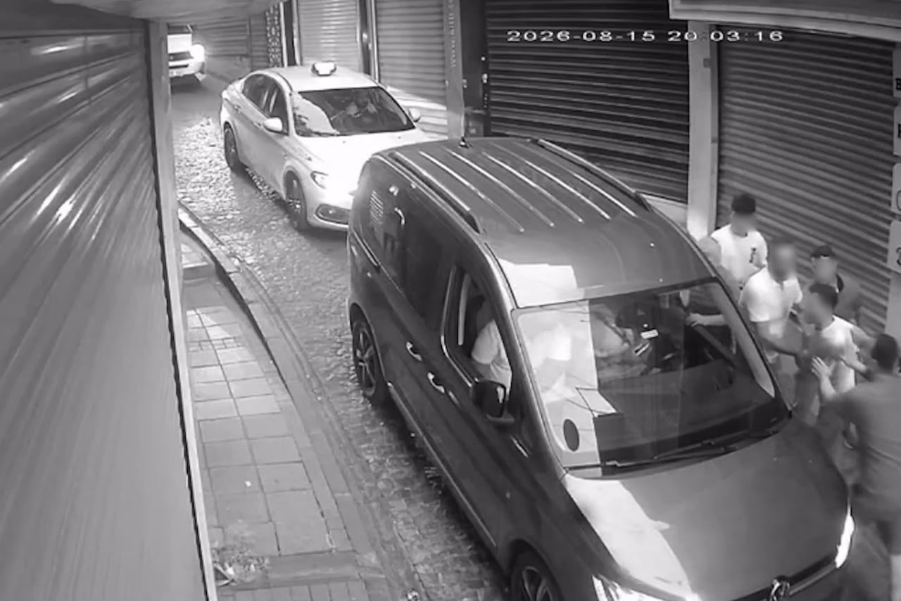FATİH'TE OTOMOBİL SÜRÜCÜSÜ İLE BİR YAYA ARASINDA ÇIKAN TARTIŞMA, KISA SÜREDE KAVGAYA DÖNÜŞTÜ....