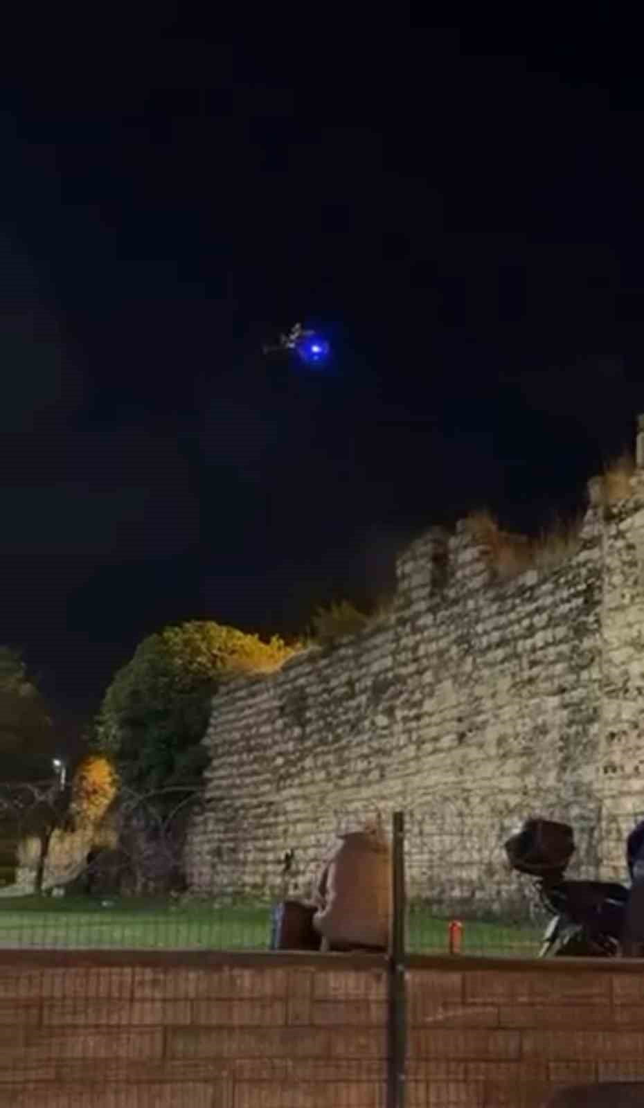 FATİH'TE POLİS EKİPLERİ, KAMUSAL ALANDA ALKOL TÜKETEN KİŞİLERE YÖNELİK GERÇEKLEŞTİRDİĞİ DENETİMDE...