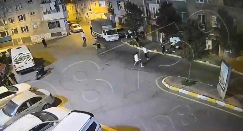 FATİH İLÇESİNDE BARIŞMAK İÇİN BULUŞAN İKİ GRUP ARASINDA ÇIKAN BIÇAKLI KAVGADA 19 YAŞINDAKİ GENÇ...