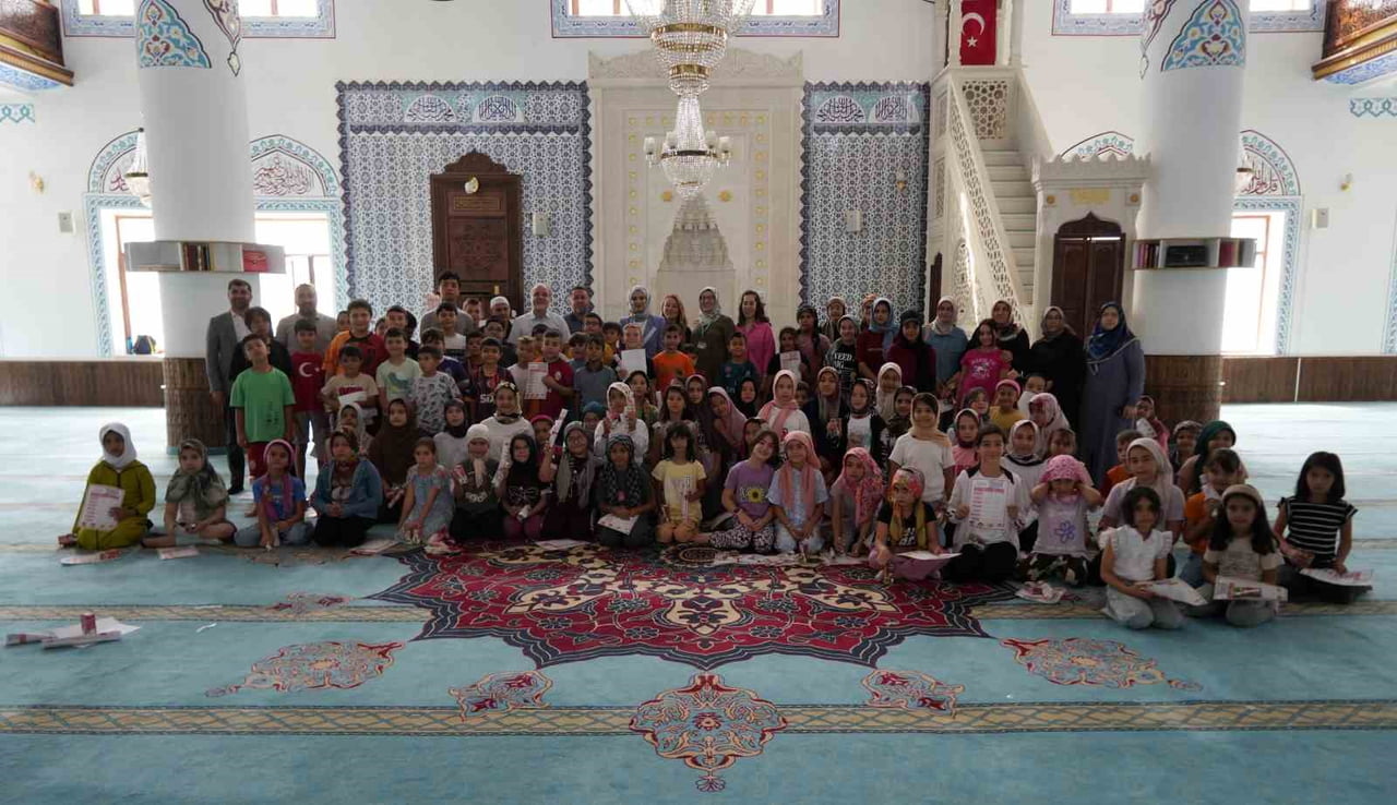 FATİH SULTAN MEHMET CAMİİ’NDE YAZ KUR’AN KURSUNA DEVAM EDEN YAKLAŞIK 100 ÖĞRENCİYE AĞIZ VE DİŞ...