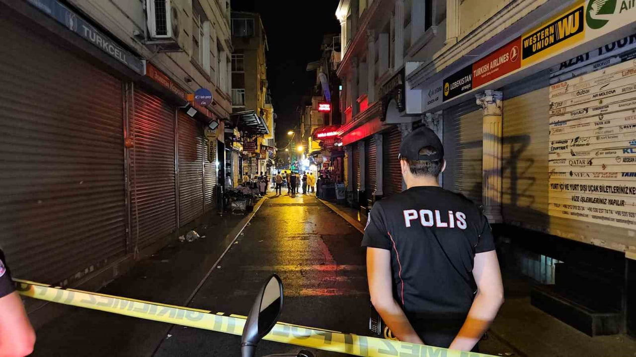 FATİH’TE ESNAF KAVGASINDA SİLAHLAR KONUŞTU: 1 ÖLÜ 1 YARALI