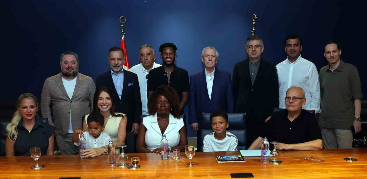 FENERBAHÇE'DE 3 SEZON FORMA GİYEN VE GEÇTİĞİMİZ GÜNLERDE ATLETİCO MİNEİRO TAKIMINA TRANSFERİ...