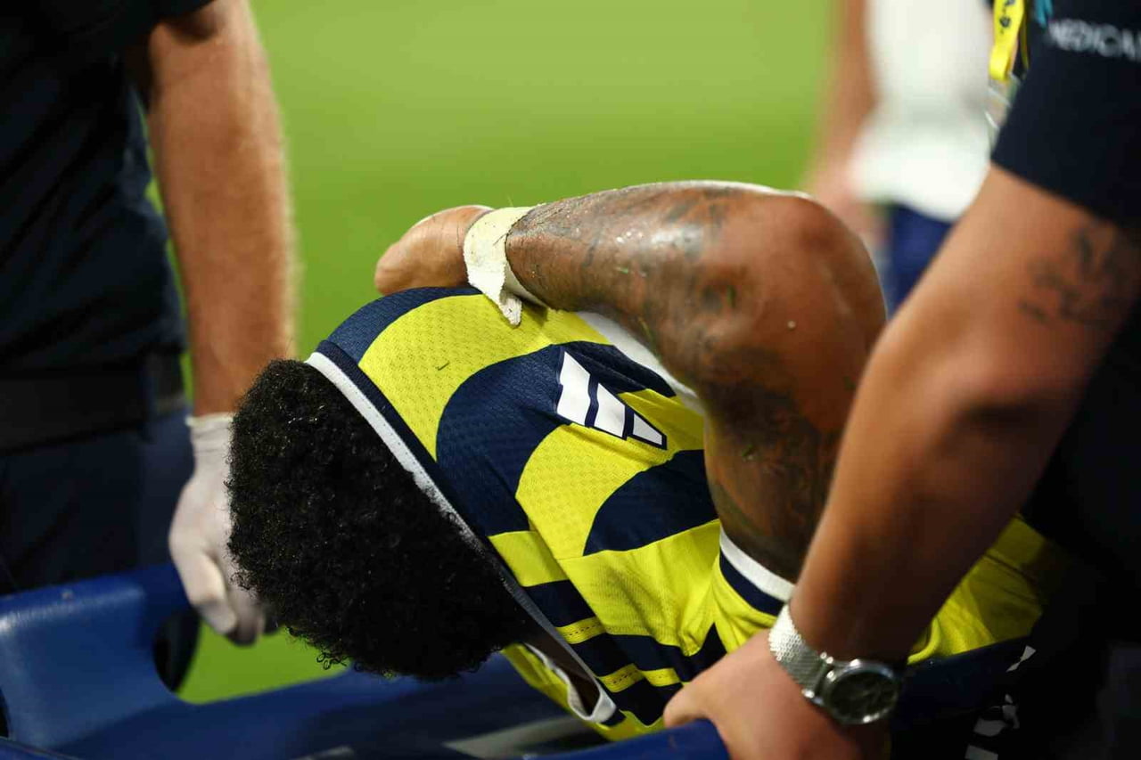FENERBAHÇE'NİN HOLLANDALI SAVUNMA OYUNCUSU JAYDEN OOSTERWOLDE, STURM GRAZ KARŞISINDA SAKATLIK...