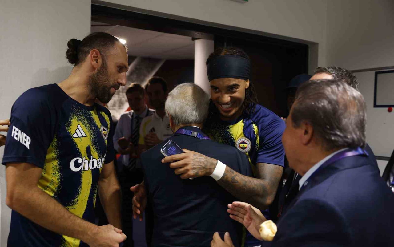 FENERBAHÇE BAŞKANI AZİZ YILDIRIM VE YÖNETİM KURULU ÜYELERİ, UEFA ŞAMPİYONLAR LİGİ PLAY-OFF TURUNDA...