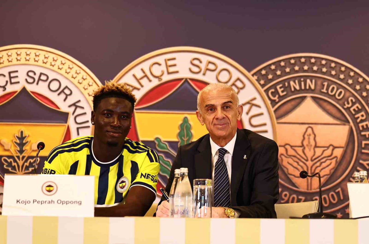 FENERBAHÇE, GANALI SAVUNMA OYUNCUSU KOJO PEPRAH OPPONG İÇİN İMZA TÖRENİ DÜZENLEDİ.