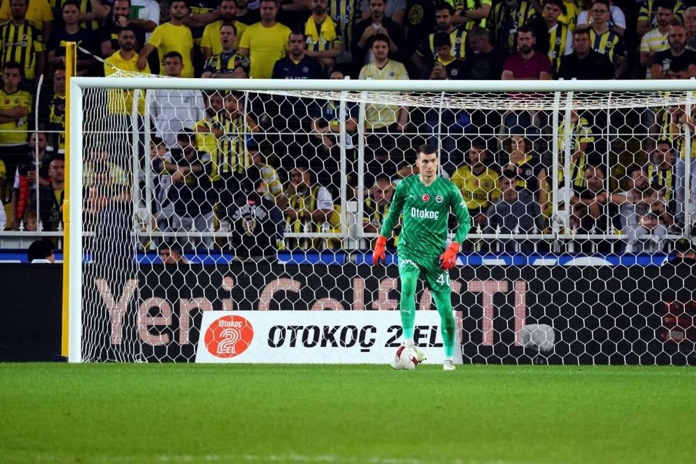 FENERBAHÇE, HIRVAT KALECİ DOMİNİK LİVAKOVİC'İN BARCELONA'YA TRANSFER OLDUĞUNU DUYURDU.