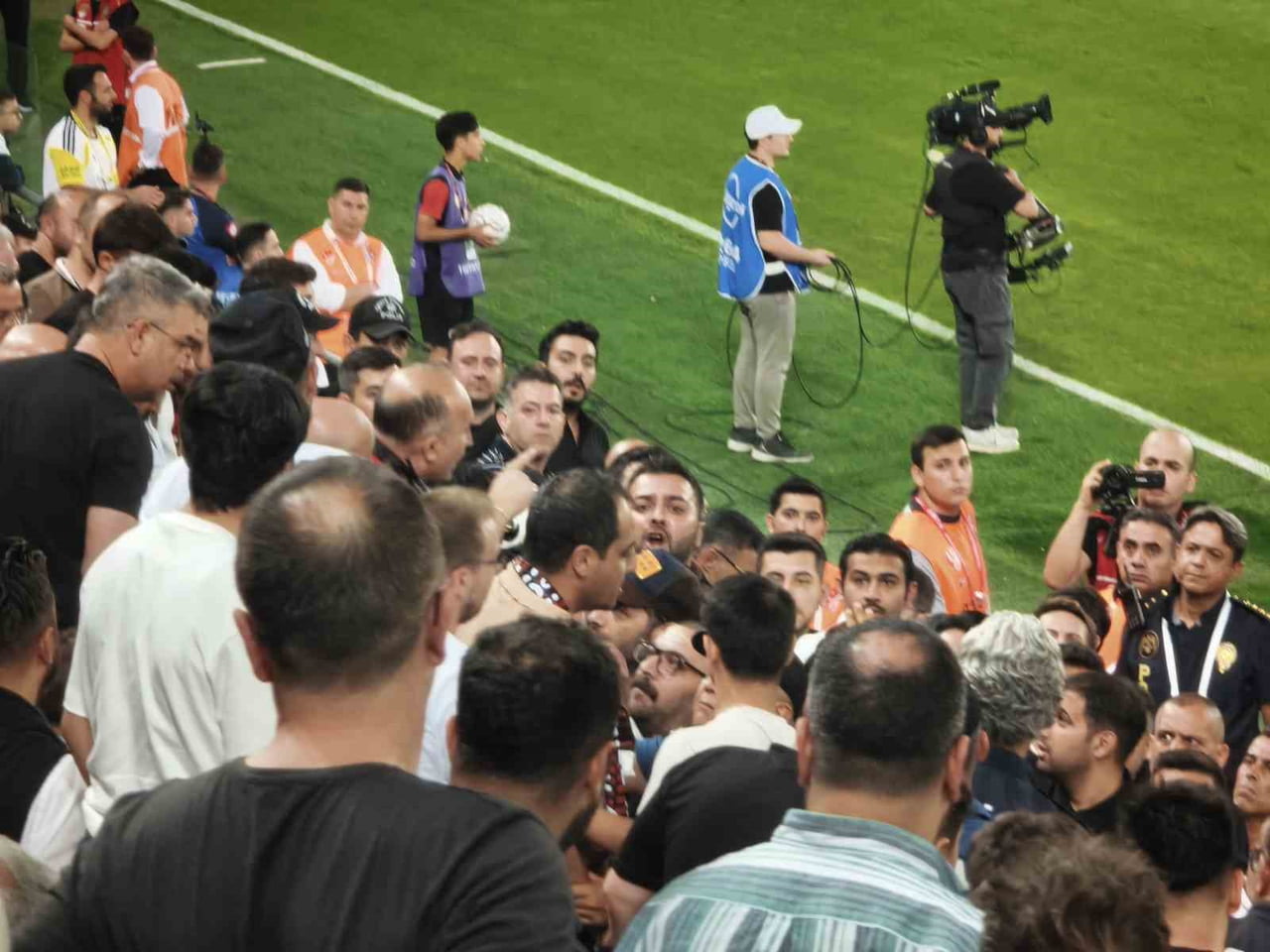 FENERBAHÇE MAÇI SIRASINDA GENÇLERBİRLİĞİ TRİBÜNLERİNDE ÇIKAN KAVGA GOLLE SON BULDU.