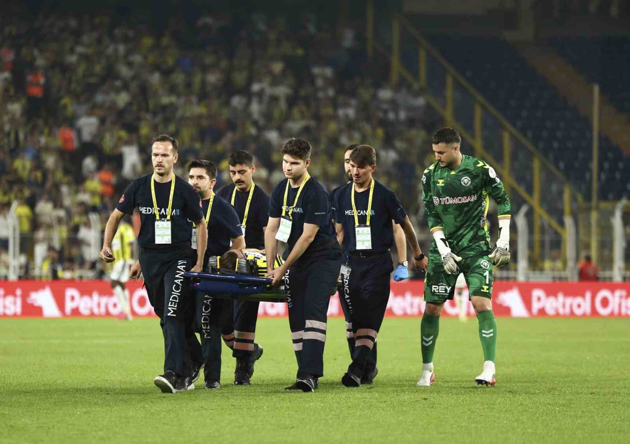 FENERBAHÇE’NİN KONYASPOR İLE OYNADIĞI MAÇTA KEREM AKTÜRKOĞLU, HAVA TOPU MÜCADELESİ SONRASI YERDE...