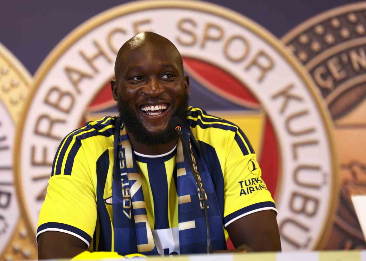 FENERBAHÇE’NİN YENİ TRANSFERİ BELÇİKALI FUTBOLCU ROMELU LUKAKU İÇİN İMZA TÖRENİ...
