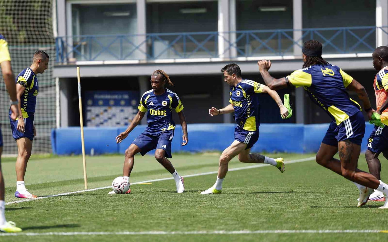 FENERBAHÇE, SALI AKŞAMI SAHASINDA FRANSIZ EKİBİ OLYMPİQUE LYON İLE OYNAYACAĞI UEFA ŞAMPİYONLAR...