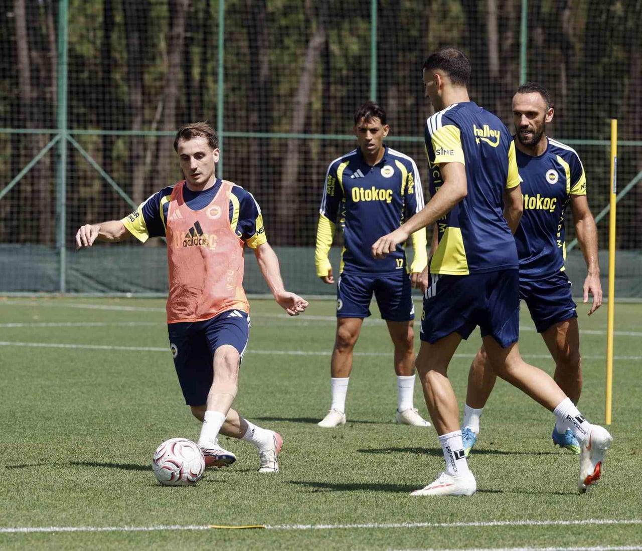 FENERBAHÇE, SAMSUNSPOR İLE OYNAYACAĞI MAÇIN HAZIRLIKLARINI YAPTIĞI ANTRENMANLA TAMAMLADI.