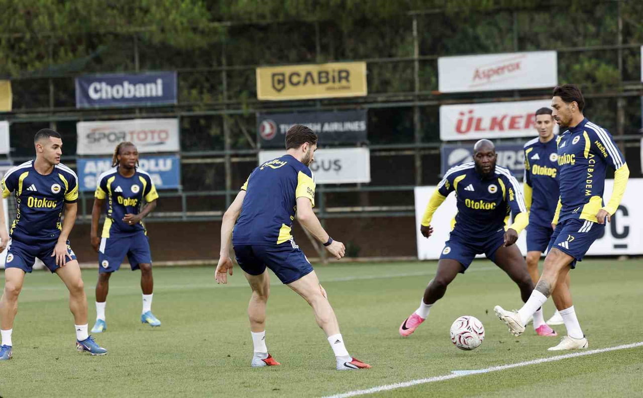 FENERBAHÇE, TRENDYOL SÜPER LİG'İN 3. HAFTASINDA SAMSUNSPOR İLE OYNAYACAĞI MAÇIN HAZIRLIKLARINI...