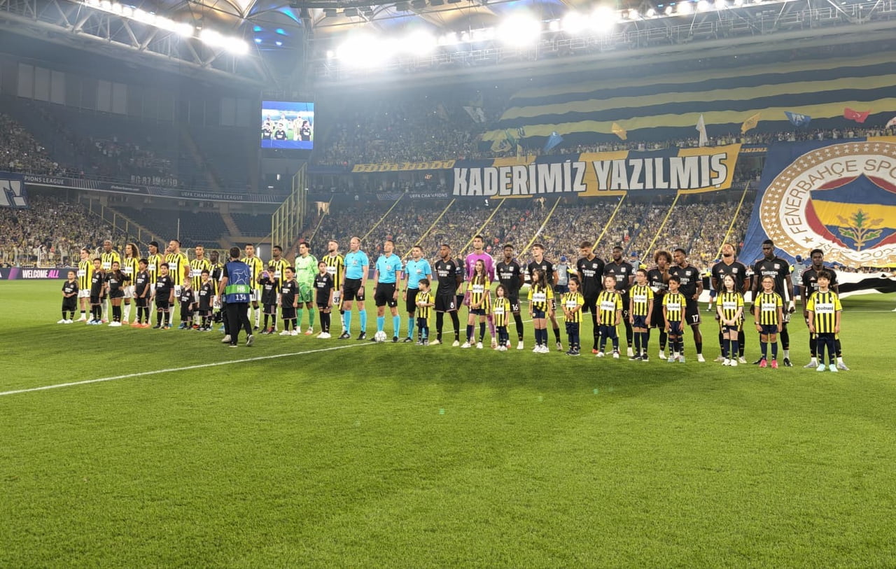 FENERBAHÇELİ TARAFTARLARDAN LYON MAÇINA ÖZEL KOREOGRAFİ