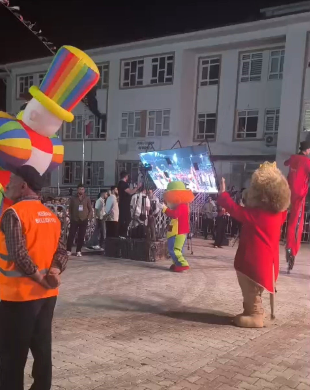 FESTİVALDE 5 KİŞİNİN YARALANMASINA NEDEN OLAN LED EKRANIN DEVRİLME ANI GÖRÜNTÜLENDİ