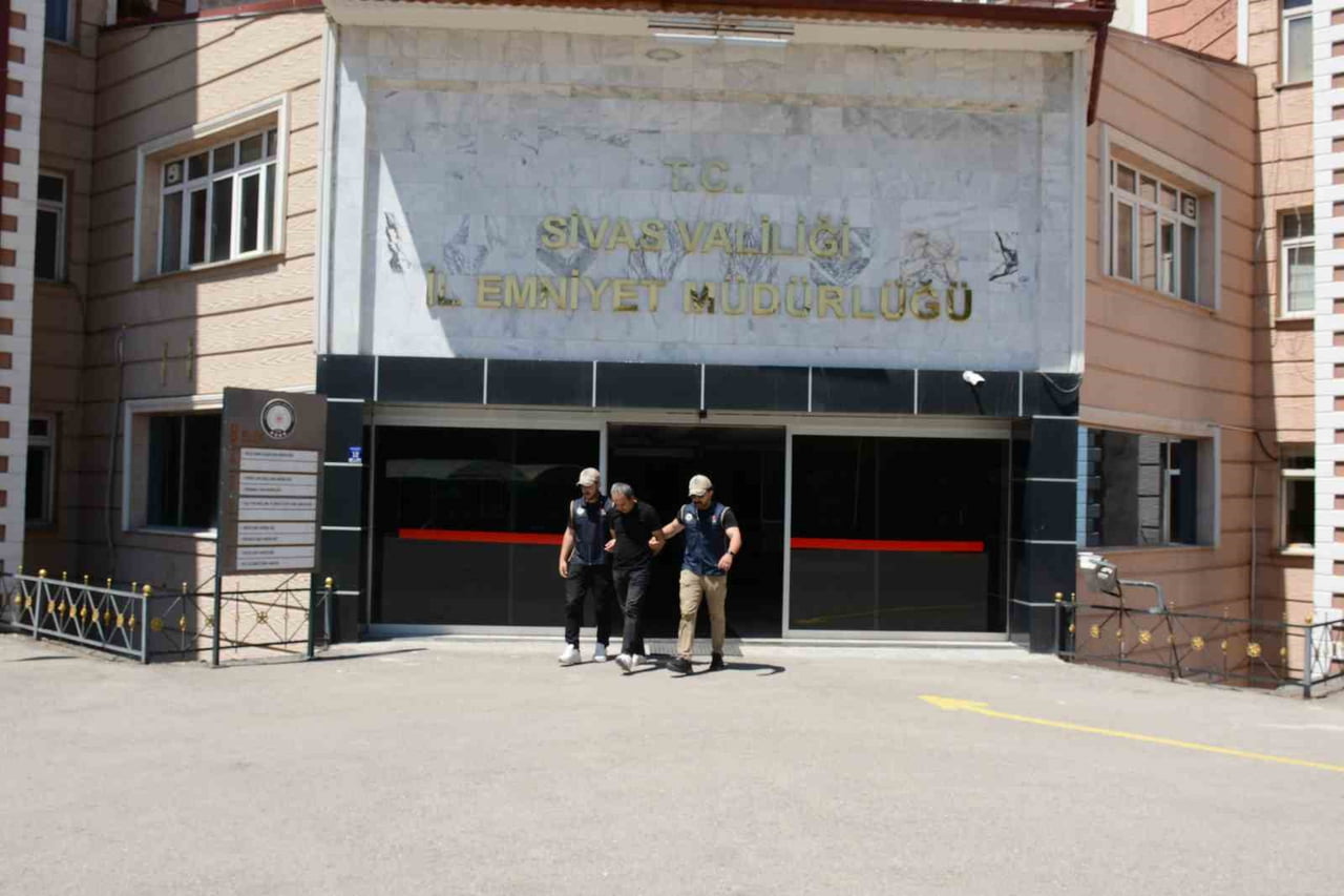 FETÖ SİLAHLI TERÖR ÖRGÜTÜNE ÜYE OLMA SUÇUNDAN 6 YIL 3 AY KESİNLEŞMİŞ MAHKÛMİYET KARARI BULUNAN M.K...