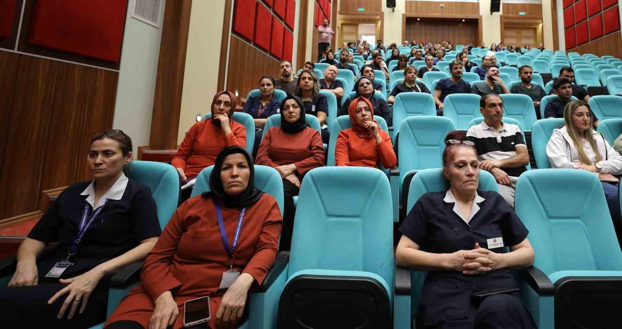 FIRAT ÜNİVERSİTESİ (FÜ) HASTANESİ ÇALIŞANLARINA YÖNELİK STERİLİZASYON VE DEZENFEKSİYON" EĞİTİMİ ...