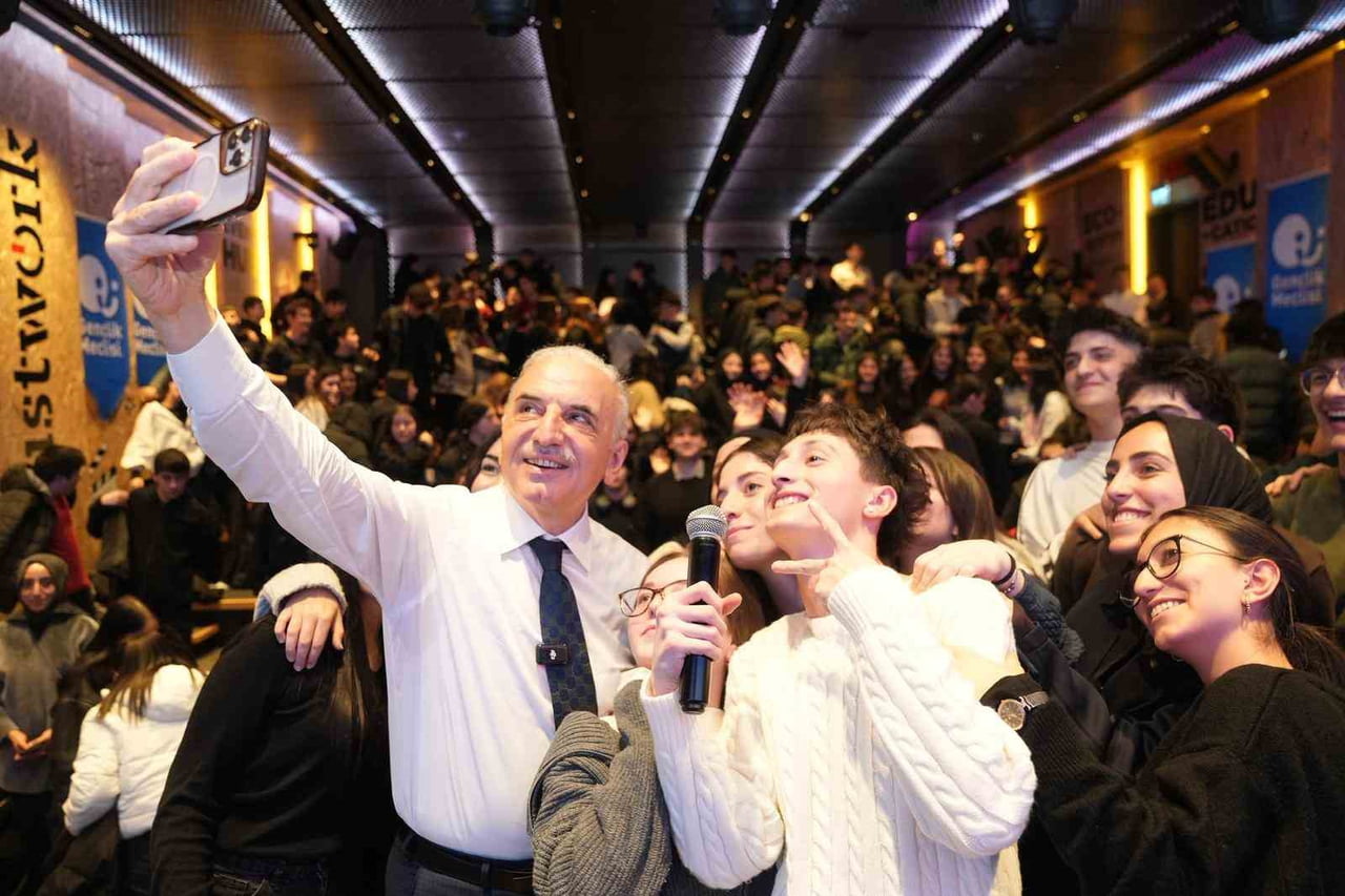 FIRSAT EŞİTLİĞİNİ ESAS ALAN ÇALIŞMALARLA GENÇLERİN AKADEMİK BAŞARILARI DESTEKLENİRKEN KİŞİSEL...