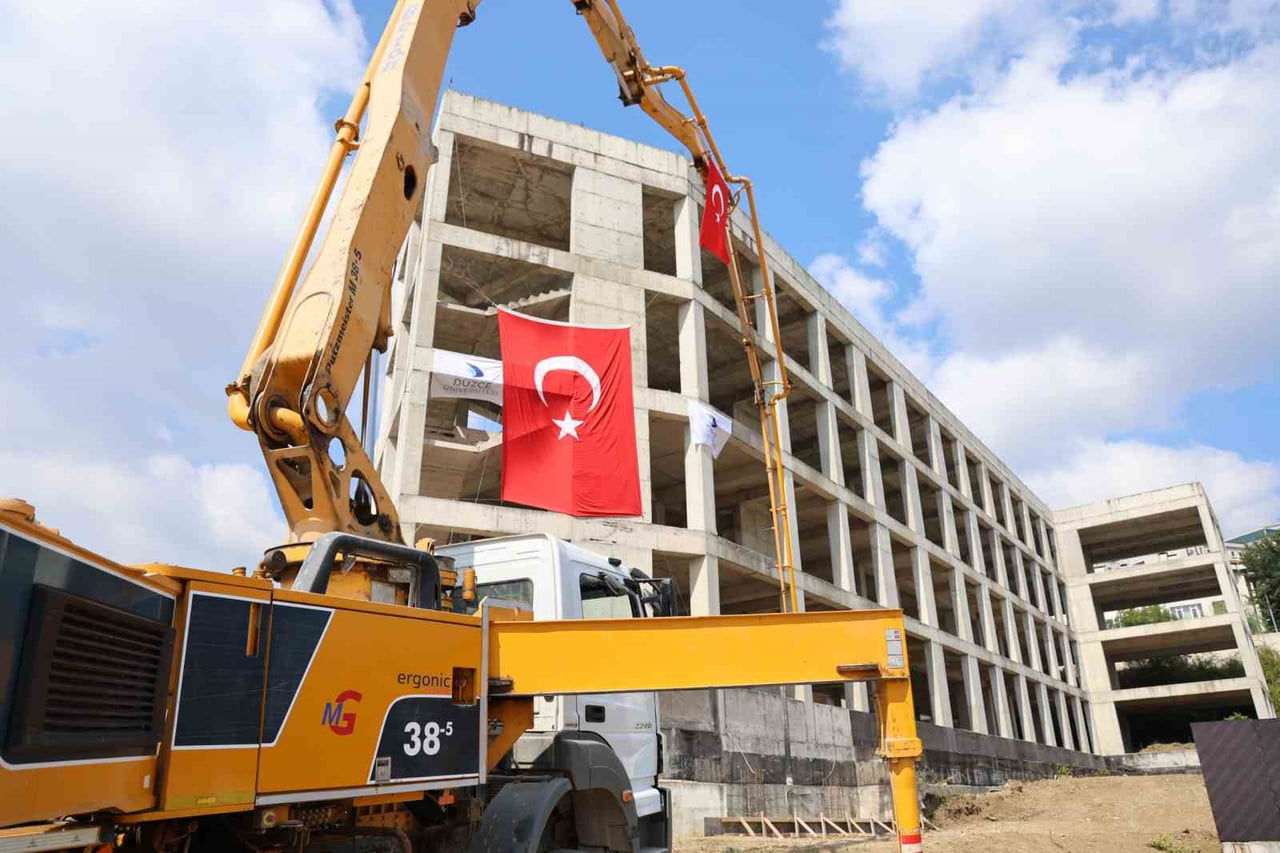 FİZİKSEL ALTYAPISINI GÜÇLENDİRMEYE YÖNELİK YATIRIMLARINI SÜRDÜREN DÜZCE ÜNİVERSİTESİ, SPOR...