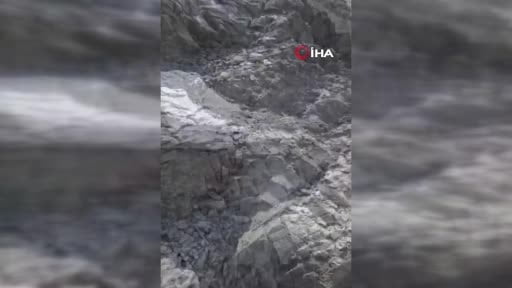Fransa'nın Mont Blanc Dağı'nda bulunan Gouter Koridoru'nda dağcıların üzerine taş ve kaya...