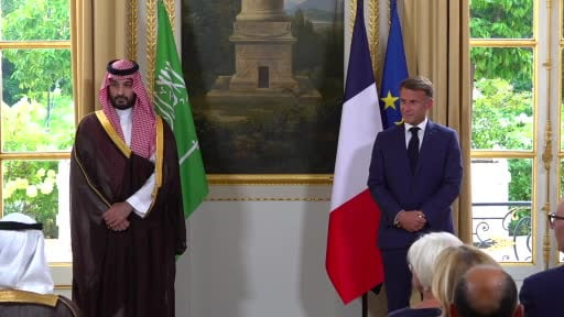 Fransa Cumhurbaşkanı Emmanuel Macron ile Suudi Arabistan Veliaht Prensi Muhammed bin Selman'ın...