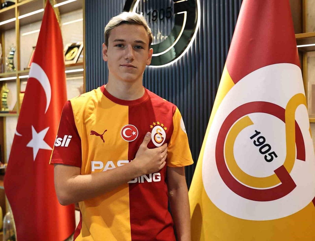 GALATASARAY'IN YENİ TRANSFERİ 21 YAŞINDAKİ FUTBOLCU ALEKSEY BATRAKOV, SARI-KIRMIZILILARIN...
