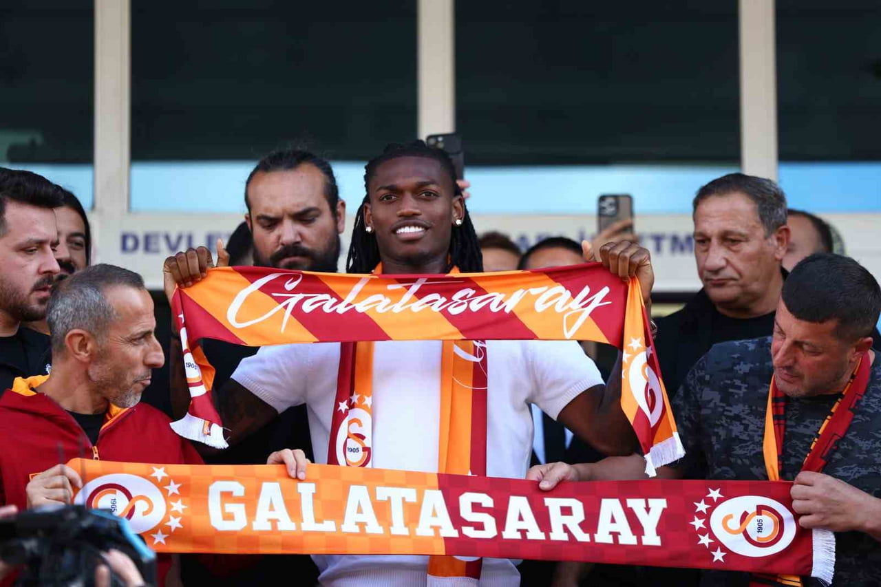 GALATASARAY'IN YENİ TRANSFERİ PORTEKİZLİ FUTBOLCU, RAFAEL ALEXANDRE CONCEİÇAO LEAO İSTANBUL'A...