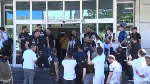 Galatasaray'ın yeni transferi Rus orta saha oyuncusu Aleksey Batrakov, İstanbul’a geldi.