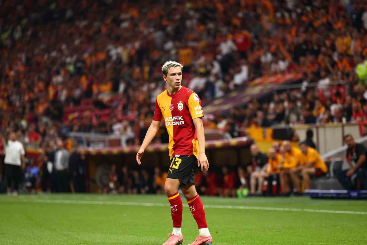 GALATASARAY'IN YENİ TRANSFERLERİ ALEKSEY BATRAKOV, SARI-KIRMIZILI FORMAYLA İLK RESMİ MAÇINA...