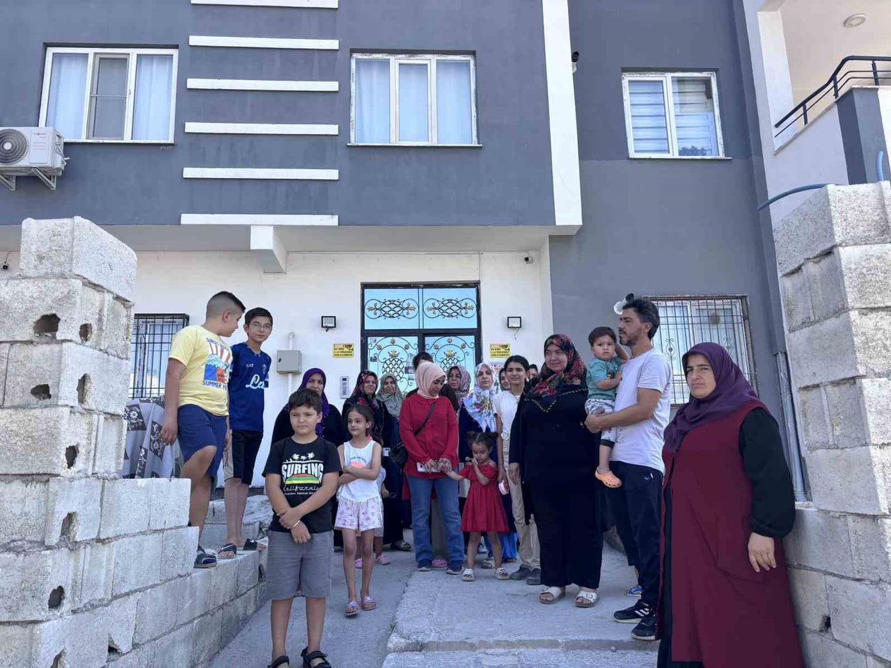 GAZİANTEP'TE 3 YILDIR OTURDUKLARI EVLERİNDE YAŞADIKLARI SIKINTILARI ANLATAN BİNA SAKİNLERİ...