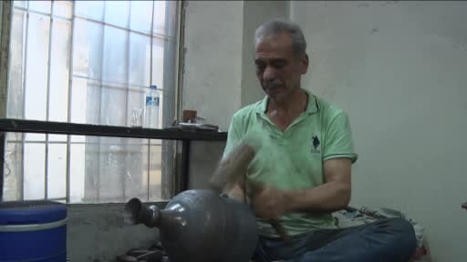 Gaziantep'te 57 yıllık bakır ustası mesleğinin yok olmasından endişe ediyor