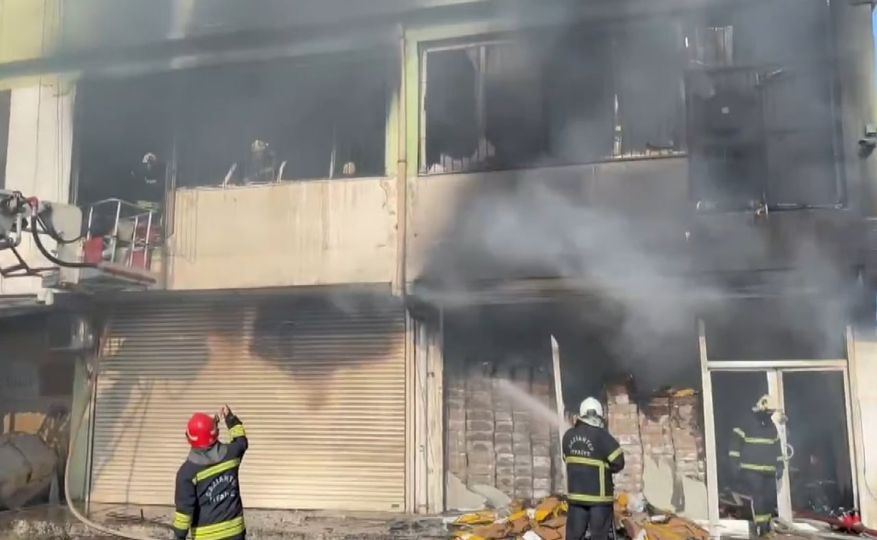 GAZİANTEP'TE AYAKKABI ATÖLYESİNDE ÇIKAN YANGIN İTFAİYE EKİPLERİNCE SÖNDÜRÜLDÜ. İŞ YERİNDE MADDİ...